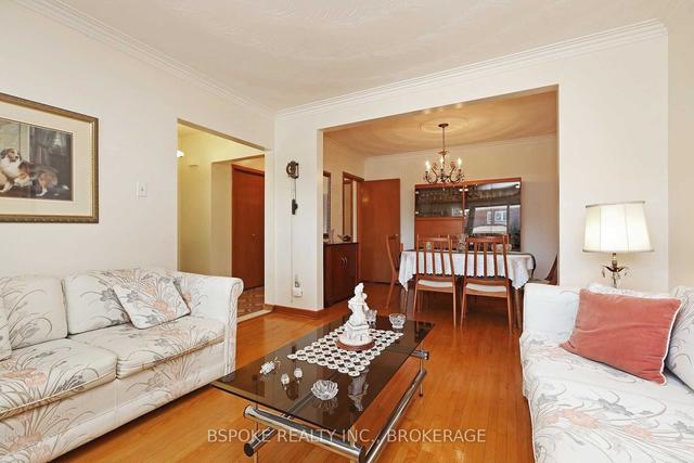 379 Winona Dr, House detached with 3 bedrooms, 2 bathrooms and 3 parking in Toronto ON | Image 4