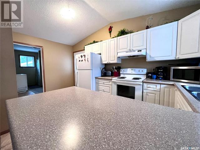 391 2nd Street W, House detached with 2 bedrooms, 2 bathrooms and null parking in Glaslyn SK | Image 8