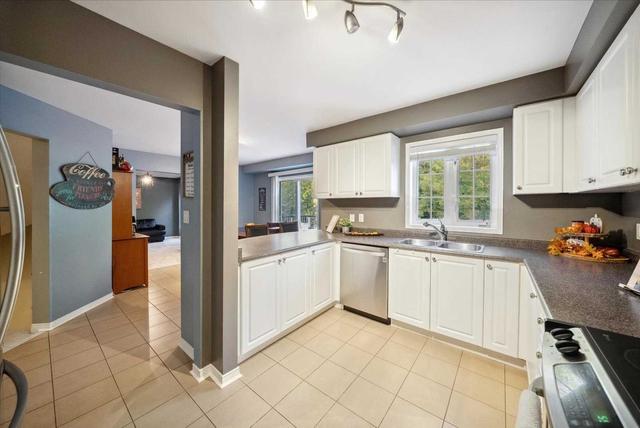1222 Fox Cres, House detached with 4 bedrooms, 3 bathrooms and 4 parking in Milton ON | Image 2