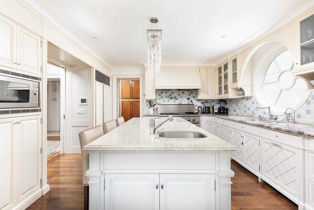 208 Forest Hill Rd, House detached with 5 bedrooms, 7 bathrooms and 5 parking in Toronto ON | Image 2