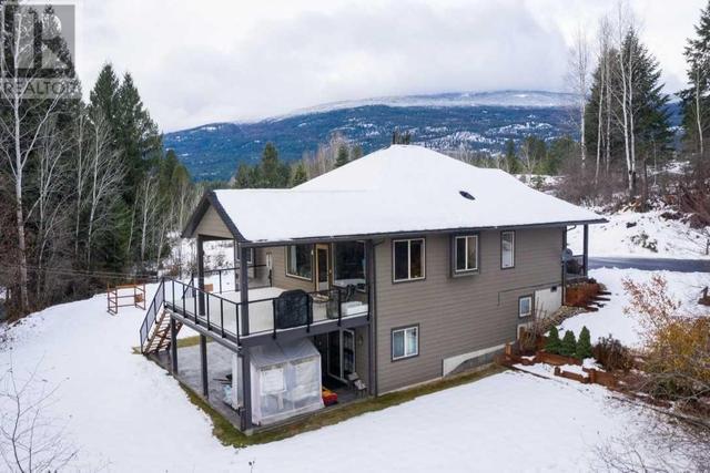 3759 Krestova Cemetery Rd, House detached with 2 bedrooms, 3 bathrooms and 8 parking in Central Kootenay H BC | Image 2