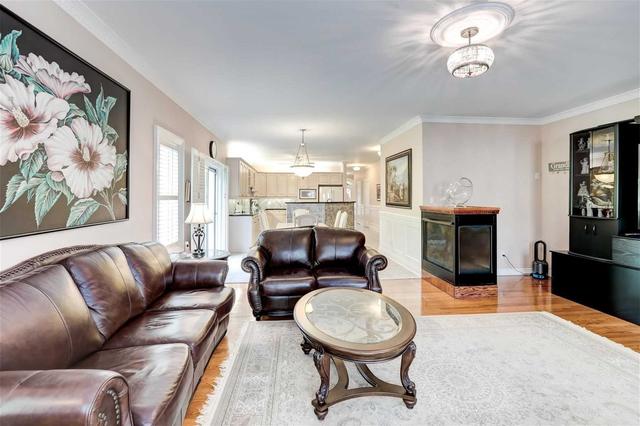 24 Queensborough Crt, House detached with 3 bedrooms, 3 bathrooms and 6 parking in Richmond Hill ON | Image 11