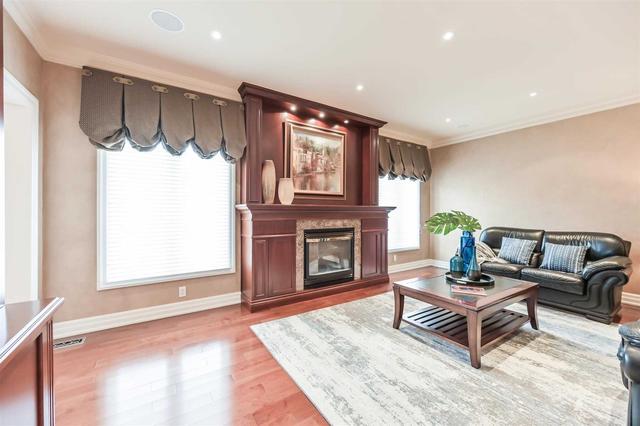 18 Quantz Crt, House detached with 4 bedrooms, 5 bathrooms and 10 parking in Markham ON | Image 8