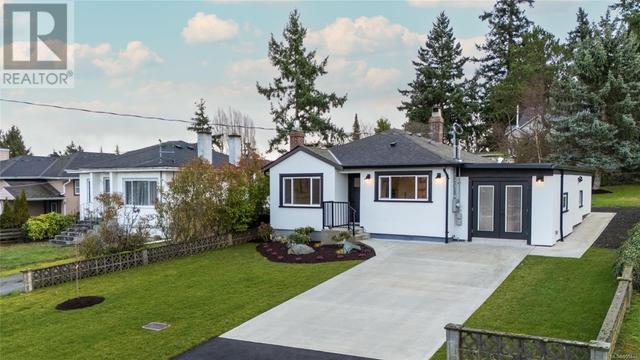 537 Broadway St, House detached with 3 bedrooms, 1 bathrooms and 6 parking in Saanich BC | Image 2