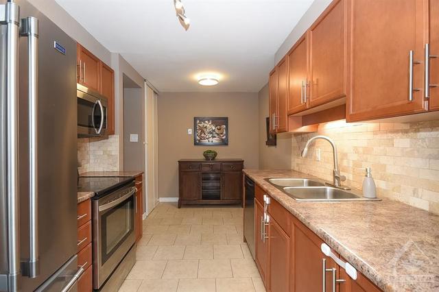 6872 Bilberry Drive, Townhouse with 3 bedrooms, 3 bathrooms and 3 parking in Ottawa ON | Image 8