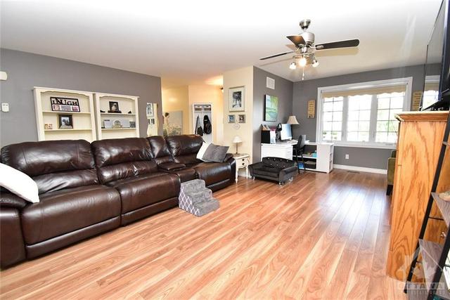 5573 Meadowbrook Drive, Home with 2 bedrooms, 2 bathrooms and 3 parking in South Dundas ON | Image 7