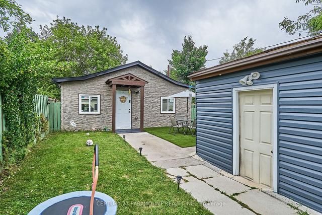 15 Knights Rd, House detached with 3 bedrooms, 2 bathrooms and 8 parking in Oshawa ON | Image 27