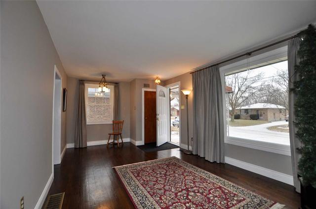 125 Arthur Ave, House detached with 3 bedrooms, 1 bathrooms and 4 parking in Peterborough ON | Image 2