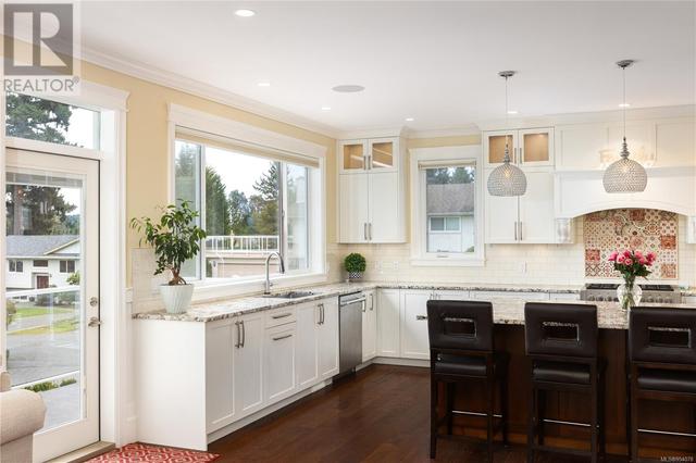 4924 Winterburn Pl, House detached with 8 bedrooms, 6 bathrooms and 5 parking in Saanich BC | Image 14