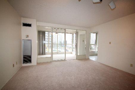 544 - 24 Southport St, Condo with 2 bedrooms, 1 bathrooms and 1 parking in Toronto ON | Image 2