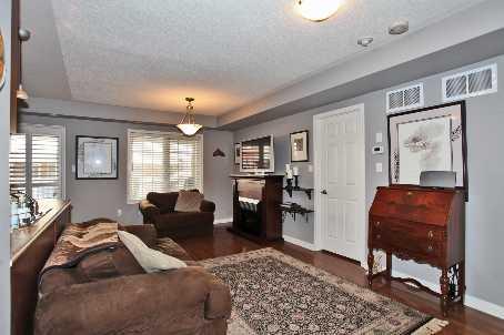 1 - 575 Dundas St W, Townhouse with 2 bedrooms, 2 bathrooms and 2 parking in Mississauga ON | Image 2