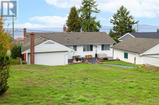 340 Crescent Rd W, House detached with 4 bedrooms, 2 bathrooms and 5 parking in Qualicum Beach BC | Image 35