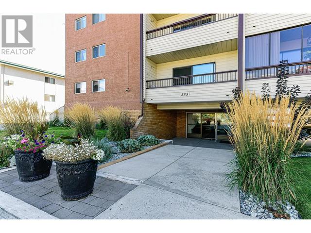 202 - 555 Rowcliffe Avenue, Condo with 2 bedrooms, 2 bathrooms and 1 parking in Kelowna BC | Image 2
