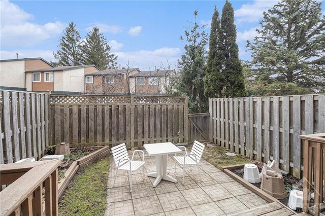 2148 Eric Crescent, Townhouse with 3 bedrooms, 2 bathrooms and 2 parking in Ottawa ON | Image 28