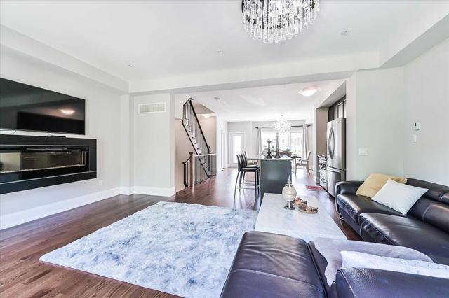 17 Kenneth Wood Cres, House attached with 4 bedrooms, 3 bathrooms and 2 parking in Toronto ON | Image 4