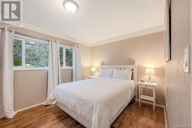 3945 Shorncliffe Rd, House detached with 6 bedrooms, 2 bathrooms and 5 parking in Saanich BC | Image 13