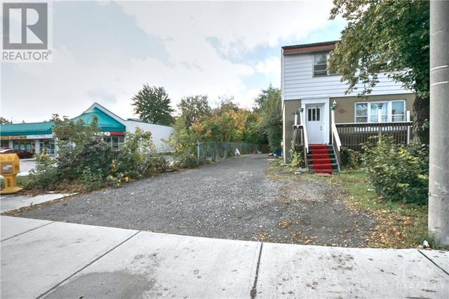1008 St Laurent Boulevard, Home with 3 bedrooms, 2 bathrooms and 5 parking in Ottawa ON | Image 4