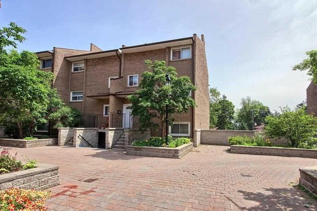112 - 50 Scarborough Golf Clu Rd, Townhouse with 3 bedrooms, 2 bathrooms and 1 parking in Toronto ON | Image 2