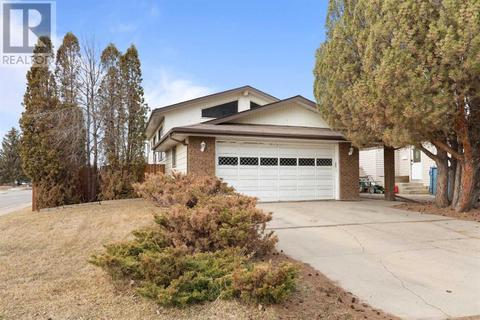 2 Carry Crescent Se, House detached with 3 bedrooms, 1 bathrooms and 4 parking in Medicine Hat AB | Card Image