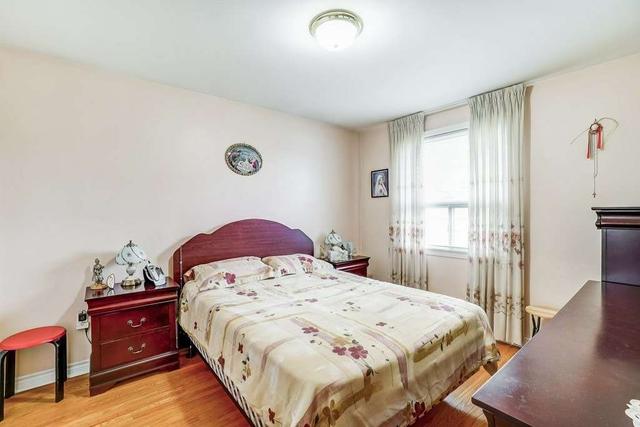 22 Rosefair Cres, House detached with 3 bedrooms, 2 bathrooms and 5 parking in Toronto ON | Image 2