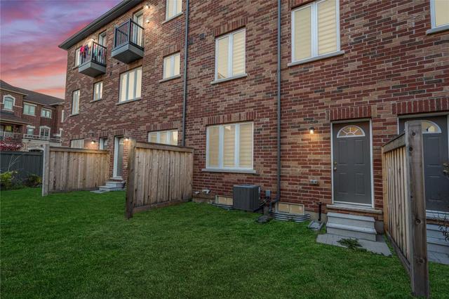 29 Shiff Cres, House attached with 3 bedrooms, 3 bathrooms and 3 parking in Brampton ON | Image 17