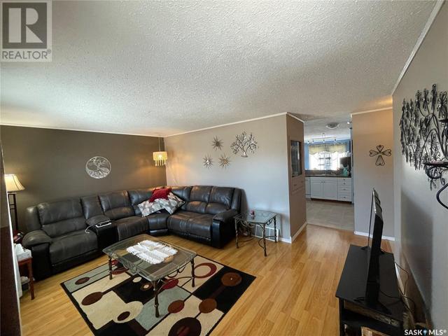 108 Fourth Street W, House detached with 3 bedrooms, 2 bathrooms and null parking in Carnduff SK | Image 3