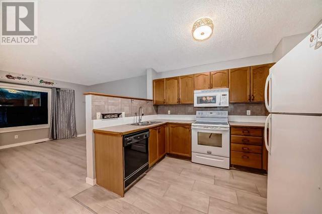97 Martinvalley Crescent Ne, House detached with 4 bedrooms, 2 bathrooms and 2 parking in Calgary AB | Image 13
