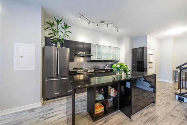 th01 - 29 Singer Crt, Townhouse with 2 bedrooms, 3 bathrooms and 1 parking in Toronto ON | Image 3