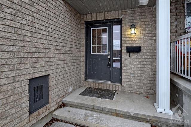 366 Rolling Meadow Crescent, Townhouse with 3 bedrooms, 3 bathrooms and 2 parking in Ottawa ON | Image 2