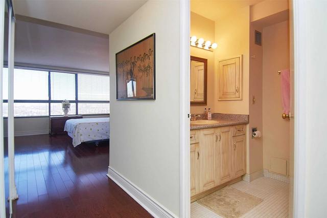 2207 - 1300 Bloor St W, Condo with 3 bedrooms, 2 bathrooms and 1 parking in Toronto ON | Image 9