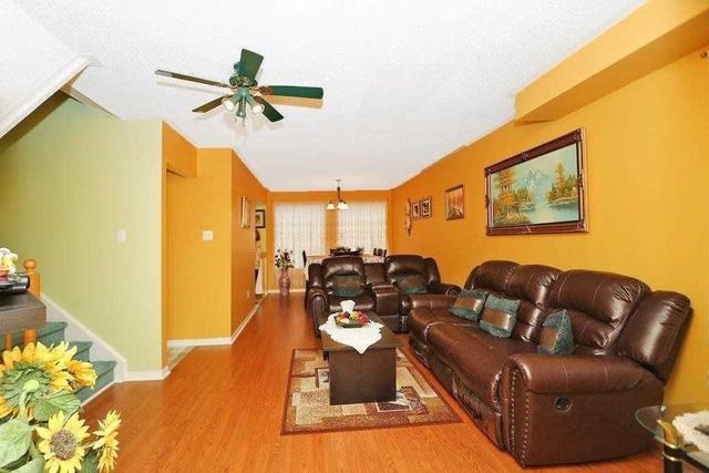 1 Sinclair Crt, Townhouse with 3 bedrooms, 3 bathrooms and 1 parking in Brampton ON | Image 4