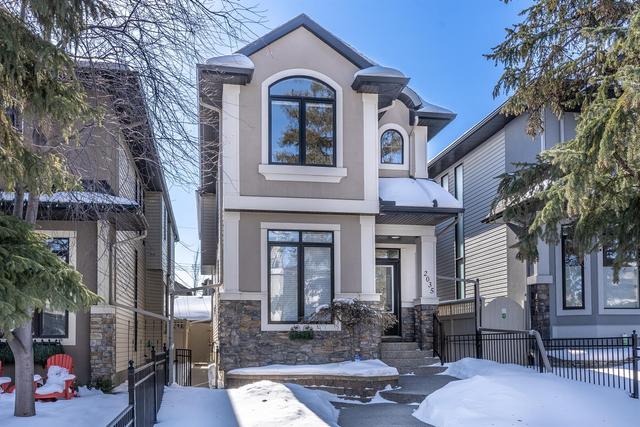 2035 47 Avenue Sw, House detached with 4 bedrooms, 3 bathrooms and 2 parking in Calgary AB | Image 1