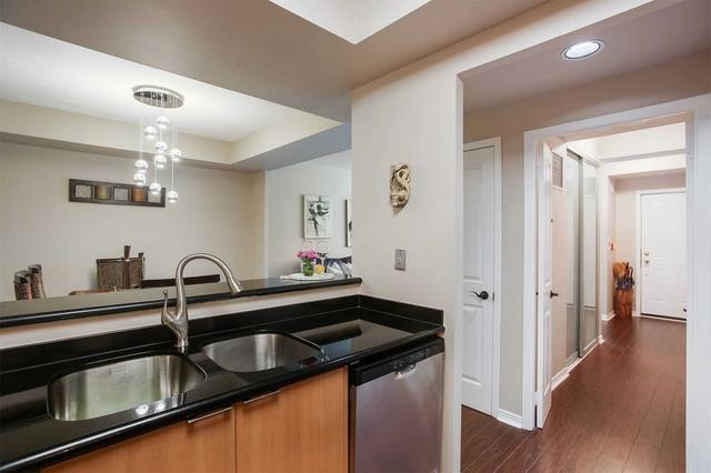 57 Mcmurrich St, Townhouse with 3 bedrooms, 3 bathrooms and 1 parking in Toronto ON | Image 3