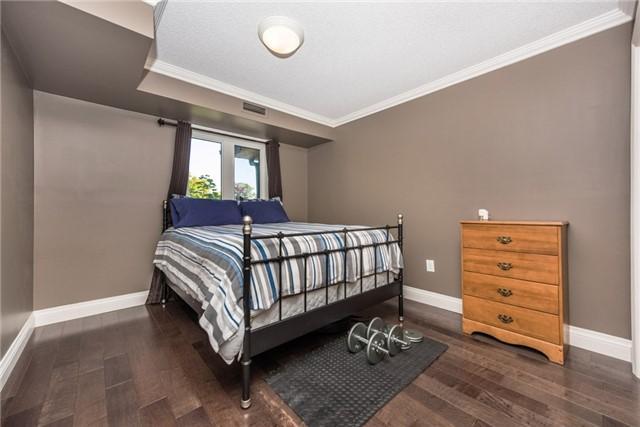 10 Coulter St, Condo with 2 bedrooms, 1 bathrooms and 1 parking in Barrie ON | Image 8