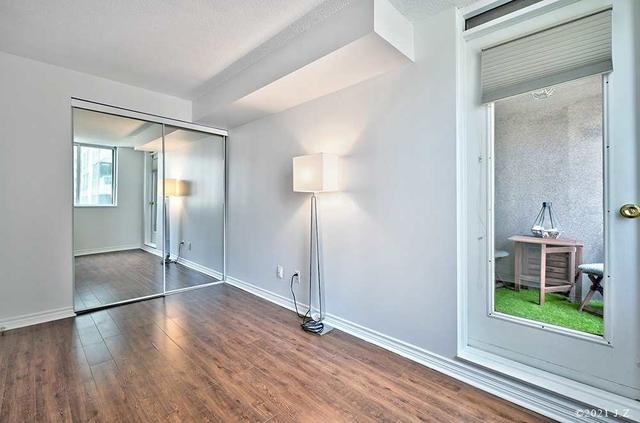 1012 - 736 Bay St, Condo with 1 bedrooms, 1 bathrooms and 0 parking in Toronto ON | Image 9