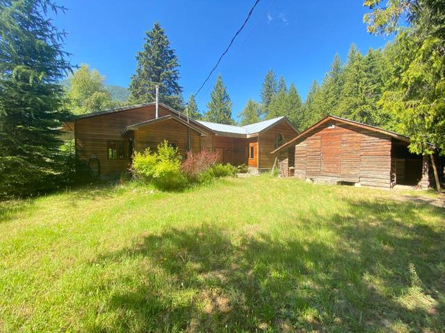 3860 Indian Point Road, House detached with 2 bedrooms, 3 bathrooms and null parking in Central Kootenay H BC | Card Image