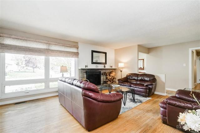 121 Old Colony Road, House detached with 3 bedrooms, 3 bathrooms and 5 parking in Ottawa ON | Image 4