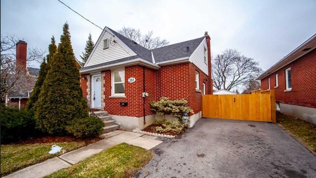 381 Colborne St E, House detached with 3 bedrooms, 3 bathrooms and 5 parking in Oshawa ON | Image 1