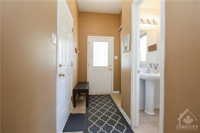 409 Hillsboro Private, Townhouse with 3 bedrooms, 3 bathrooms and 2 parking in Ottawa ON | Image 2