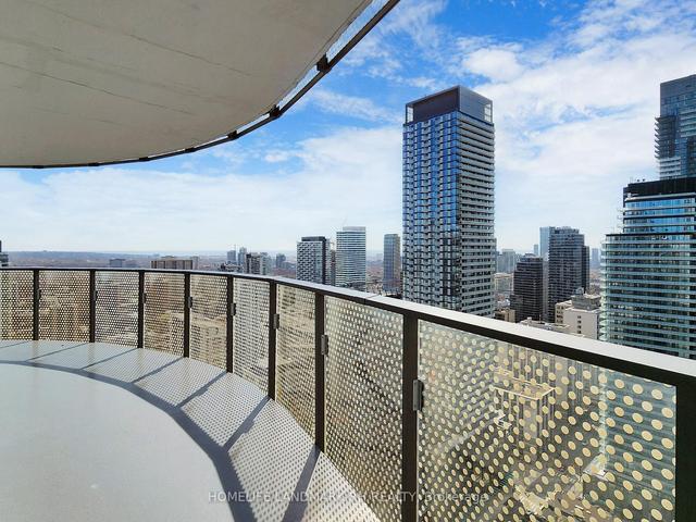 3202 - 11 Wellesley St W, Condo with 2 bedrooms, 2 bathrooms and 1 parking in Toronto ON | Image 10