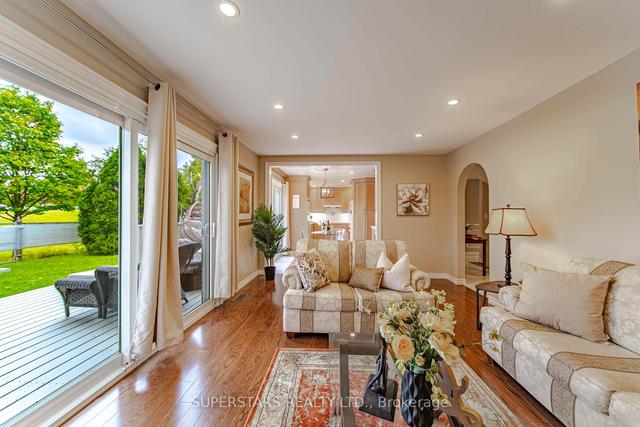 36 Butterfield Dr, House detached with 5 bedrooms, 4 bathrooms and 6 parking in Toronto ON | Image 2