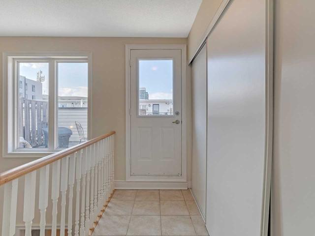 820 - 12 Laidlaw St, Condo with 2 bedrooms, 2 bathrooms and 1 parking in Toronto ON | Image 13