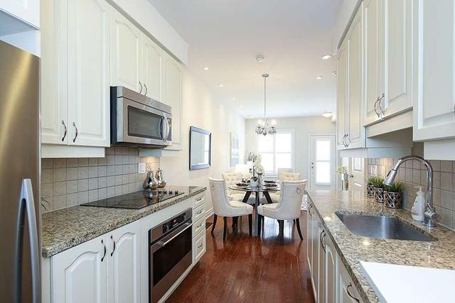74 Hargrave Lane, Townhouse with 3 bedrooms, 3 bathrooms and 1 parking in Toronto ON | Image 3