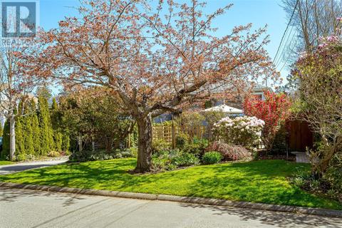 943 Linkleas Ave, House detached with 6 bedrooms, 3 bathrooms and 2 parking in Oak Bay BC | Card Image