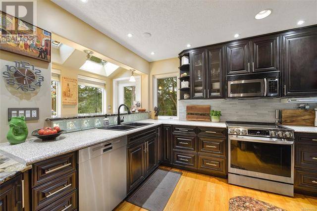 6782 Greig Crt, House detached with 3 bedrooms, 4 bathrooms and 6 parking in Central Saanich BC | Image 17