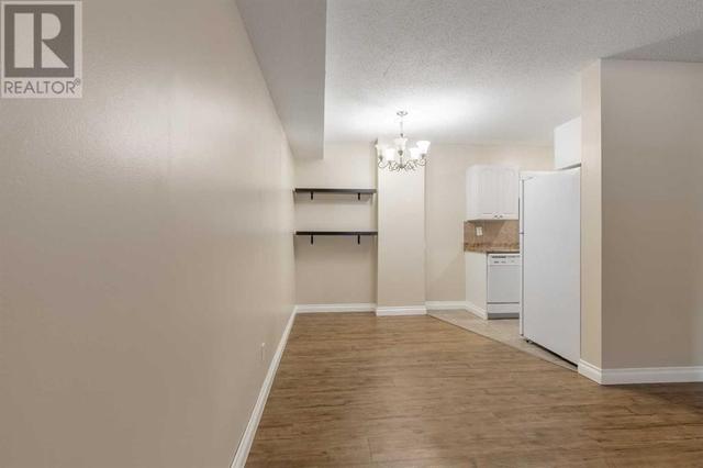 111, - 5 Berkeley Place W, Condo with 2 bedrooms, 1 bathrooms and 1 parking in Lethbridge AB | Image 9