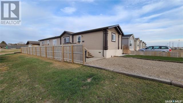 202 Brownlee Street, Home with 3 bedrooms, 2 bathrooms and null parking in Weyburn SK | Image 3