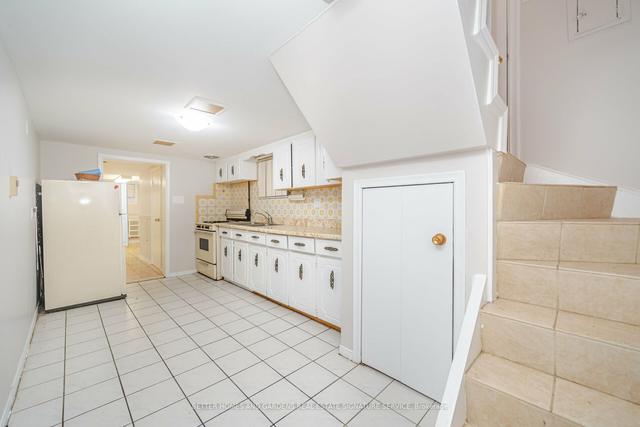 198 Gloucester Grve, House detached with 2 bedrooms, 2 bathrooms and 4 parking in Toronto ON | Image 6