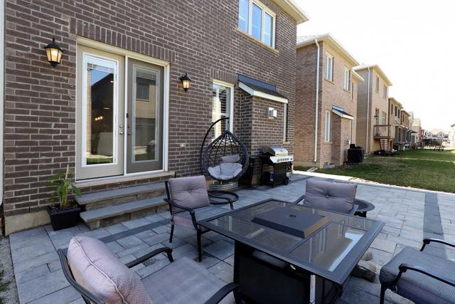 287 Harold Dent Tr, House detached with 4 bedrooms, 5 bathrooms and 2 parking in Oakville ON | Image 35