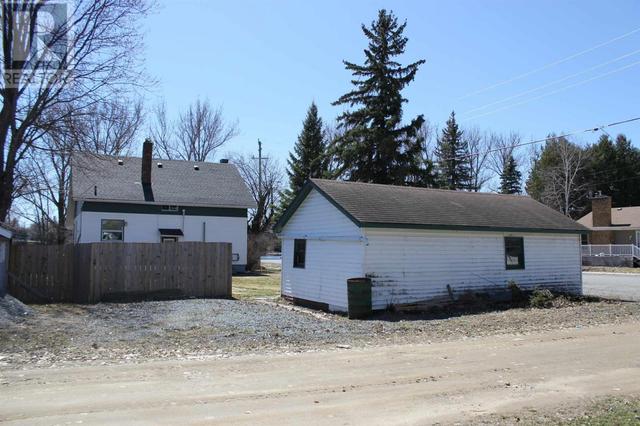 111 River Ave E, House detached with 3 bedrooms, 2 bathrooms and null parking in Rainy River ON | Image 3